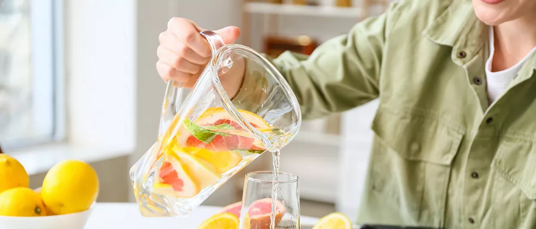 Δροσερό νερό με αλόη Herbalife, λεμόνι και μέντα για αποτοξίνωση και σωστή ενυδάτωση.